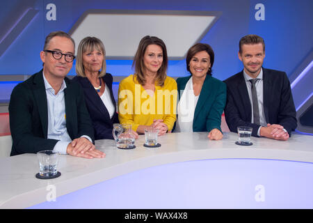 Von links: Jan FLEISCHHAUER, Kolumnist, Journalist, Cornelia KUPSCH (aus der DDR vor 30 Jahren floh), Anja Reschke, (ARD-Moderator, Panorama), Sandra Maischberger, Moderatorin, Florian Schroeder, Kabarettist, "aischberger", Talk Show, WDR/ARD, 21.08.2019. | Verwendung weltweit Stockfoto