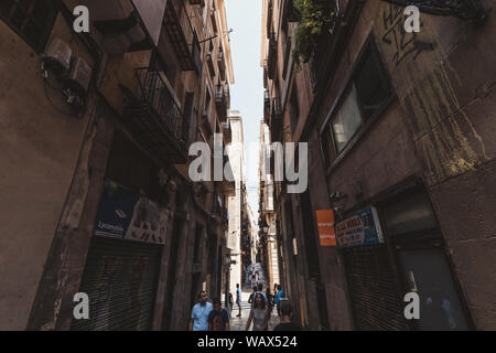 BARCELONA, SPANIEN - 11. AUGUST 2019: Gebäude und Menschen im Gotischen Viertel in Barcelona, Spanien an heissen Sommertag Stockfoto