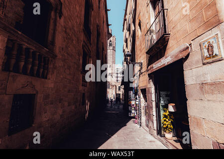 BARCELONA, SPANIEN - 11. AUGUST 2019: Gebäude und Menschen im Gotischen Viertel in Barcelona, Spanien an heissen Sommertag Stockfoto