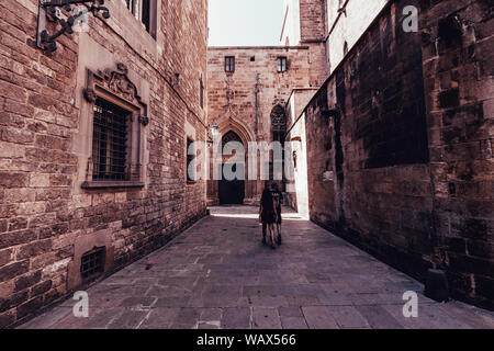 BARCELONA, SPANIEN - 11. AUGUST 2019: Gebäude und Menschen im Gotischen Viertel in Barcelona, Spanien an heissen Sommertag Stockfoto