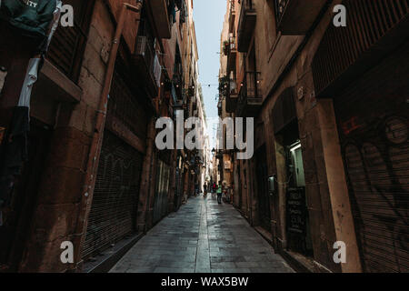 BARCELONA, SPANIEN - 11. AUGUST 2019: Gebäude und Menschen im Gotischen Viertel in Barcelona, Spanien an heissen Sommertag Stockfoto