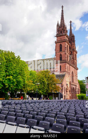 Marktplatz in Basel wieder in ein Kino umgewandelt werden. Minster Kathedrale im Hintergrund. Die Schweiz. Stockfoto