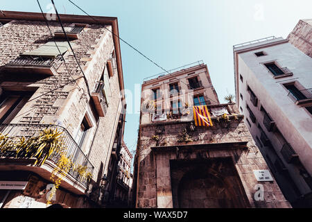 BARCELONA, SPANIEN - 11. AUGUST 2019: Gebäude im Gotischen Viertel in Barcelona, Spanien an heissen Sommertag Stockfoto