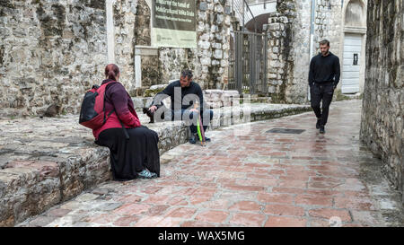 Montenegro, 30. April 2019: Street Scene mit Touristen und Einheimischen in der Altstadt von Kotor Stockfoto