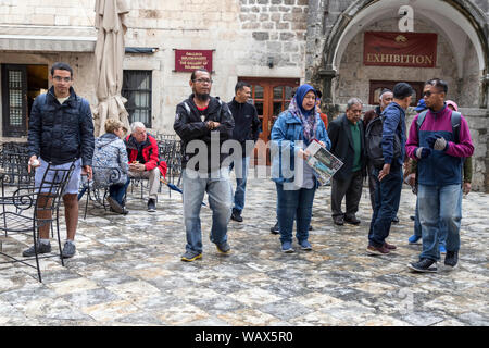 Montenegro, 30. April 2019: Street Scene mit Touristen und Einheimischen in der Altstadt von Kotor Stockfoto