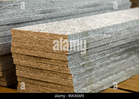 Stapel von Granit Marmor Platten. Stein Blätter für dekorative Bau. Stockfoto
