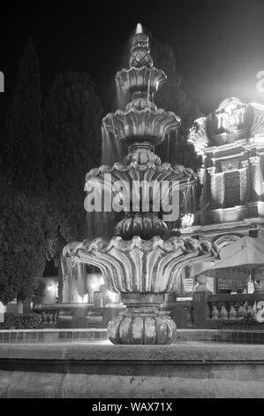 Nacht Brunnen in der Plaza, San Miguel de Allende, Guanajuato. Mexiko Stockfoto