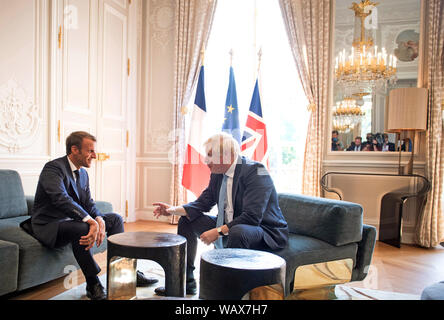 Premierminister Boris Johnson trifft französische Präsident Emmanuel Längestrich im Elysee-palast in Paris vor Gesprächen, um zu versuchen, die Brexit Stillstand zu überwinden. Stockfoto