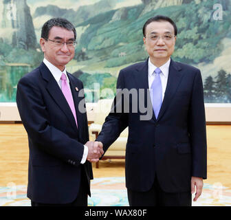 Peking, China. 22 Aug, 2019. Chinesische Ministerpräsident Li Keqiang erfüllt mit dem japanischen Außenminister Taro Kono, der hier ist zur Teilnahme an der 9. Tagung der Außenminister der Volksrepublik China, Japan und die Republik Korea (ROK), in Peking, der Hauptstadt von China, 22.08.2019. Credit: Yao Dawei/Xinhua/Alamy leben Nachrichten Stockfoto