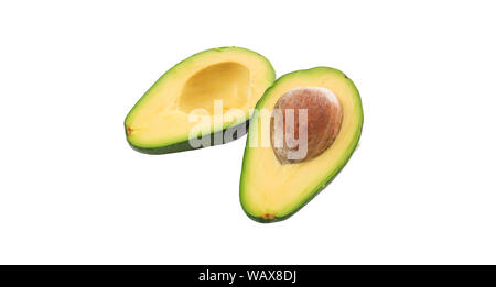Avocado frisch in zwei Hälften isoliert gegen die weißen Hintergrund ausschneiden, Ansicht schließen Stockfoto