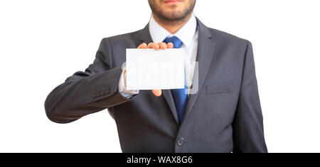 Junge Unternehmer in grauem Anzug und Krawatte zeigen eine leere Karte isoliert Ausschnitt, gegen den weißen Hintergrund. Stockfoto