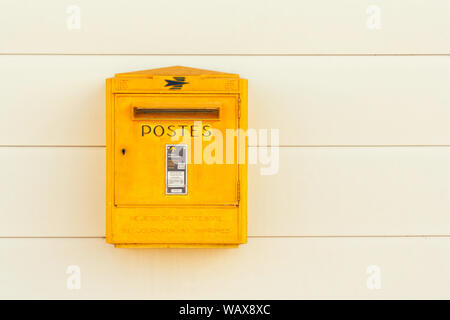 Gelbe französische Post Postfach auf eine weiße Wand. Stockfoto