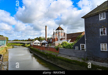 Lewes, East Sussex UK - Die berühmten Harveys Brauerei auf den Fluss Ouse im Stadtzentrum, das Foto aufgenommen von Simon Dack Stockfoto