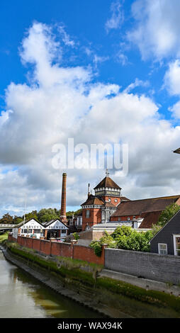 Lewes, East Sussex UK - Die berühmten Harveys Brauerei auf den Fluss Ouse im Stadtzentrum, das Foto aufgenommen von Simon Dack Stockfoto