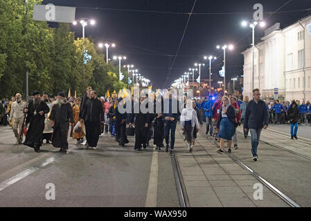 Il est 2:30, les 40 000 pèlerins, Religieux, tsaristes, Verbände, et politiques se mettent en marche en Direction de Ganina Yama. 21 k m à pied et Stockfoto