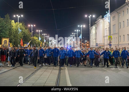 Il est 2:30, les 40 000 pèlerins, Religieux, tsaristes, Verbände, et politiques se mettent en marche en Direction de Ganina Yama. 21 k m à pied et Stockfoto