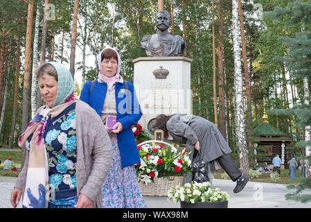 De nombreuses Statuen sind disposées sur le lieu de Ganina Yama. Nicolas II, sa femme Alexandra Fjodorowna, Mais aussi leurs enfants, Olga, Tatiana, Ma Stockfoto