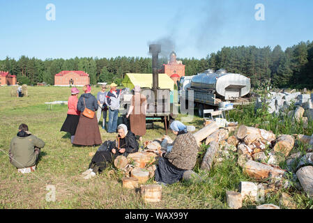 Les Pèlerins ont requestionnés Schneckaufkommen véhicules de l'Armée qui Servent de Cuisine mobile. Les Prières herum terminées, Les Pèlerins se reposent. La cuisin Stockfoto