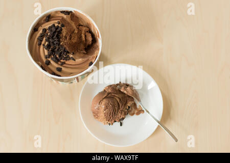 Schokolade und brownies Eis auf hölzernen Tisch Hintergrund. Platte mit mit Icecream Ansicht von oben. Stockfoto