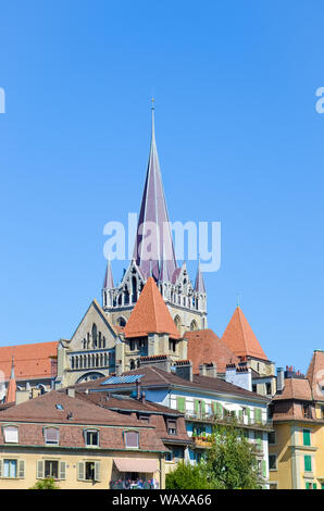 Der Turm der Kathedrale von Notre Dame in Lausanne in der Schweiz. Im Kanton Waadt. Er gehört der evangelisch-reformierten Kirche. Religiöse Gebäude. Religion. Gotische Architektur. Stockfoto