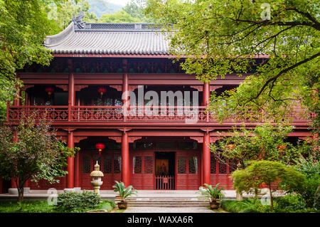 AUG 17, 2011 Hangzhou, China: Rot grand Holz- Gebet Hall des Lingyin Tempel unter den großen Baum, heiliger Ort für Mönche für beten und anderen Religio Stockfoto