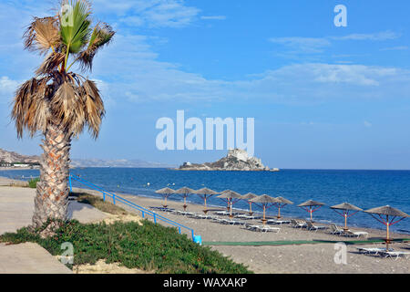 Kos: Agios Stefanos Strand mit Kastri Insel im Hintergrund Stockfoto