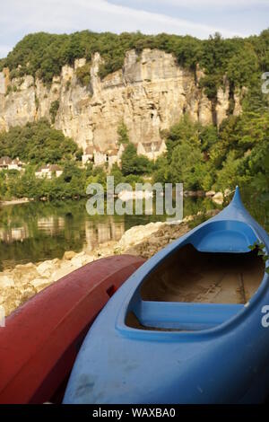 Kanus Kajaks auf dem Flussbett mit La Roque-Gageac im Hintergrund Stockfoto