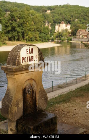 Trinkwasser Brunnen auf dem Fluss Stockfoto