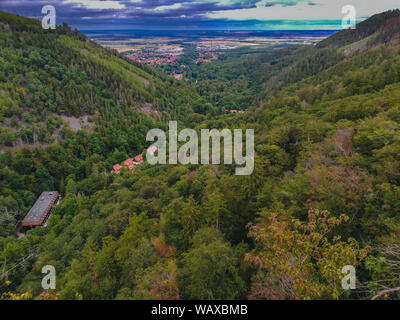 Blick auf Ilsenburg Stadt von ilsenstein Viewpoint, in Nationalparks Harz, Deutschland Stockfoto