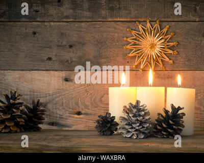 Drei Advent Kerzen brennen, dritten Advent Weihnachten Konzept Stockfoto