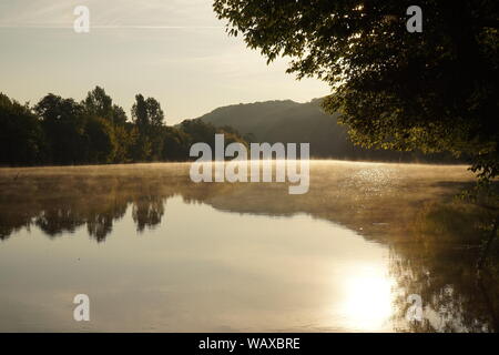 Sonnenaufgang und Morgennebel über dem Fluss Dordogne Stockfoto