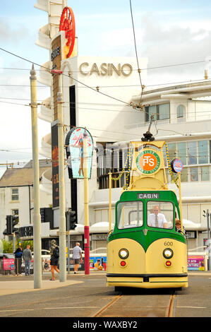 Blackpool Erbe die Straßenbahn Nummer 600 Vor der Pleasure Beach Casino Stockfoto