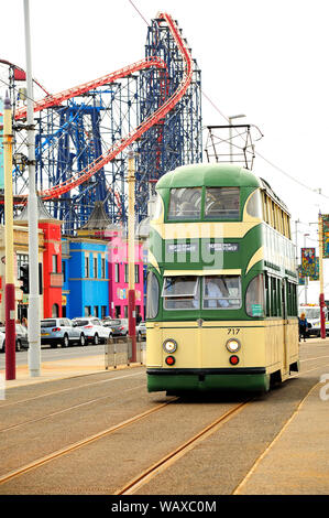 Blackpool Erbe die Straßenbahn Nummer 717 an der Küste von der großen Achterbahn Stockfoto