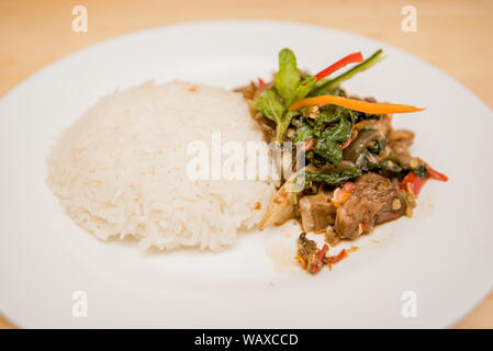 Gebratenen Fleisch und Basilikum mit Reis, Thai Food Stockfoto