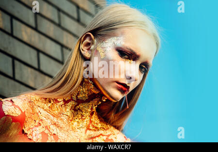 Mädchen in Zombie machen, Gesicht, blutigen Mund, Wunden auf der Haut. Stockfoto