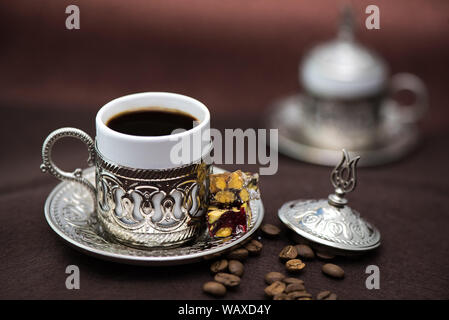 Traditionellen türkischen Kaffee in traditionellen Metall Schale auf braunem Hintergrund Stockfoto