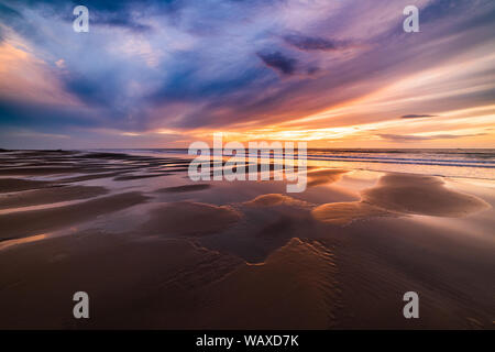 Schönen goldenen Sonnenuntergang über dem Strand. Stockfoto