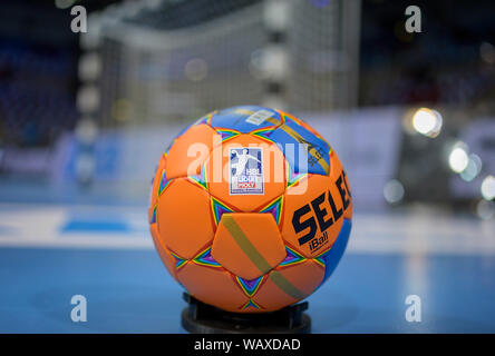 Feature, der Spielball mit integriertem Chip für Sport Daten und Analyse der Spieler und das Spiel, Ball, wählen Sie Punkndrublic, Handball Super Cup 2019, SG Flensburg-Handewitt (FL) - THW Kiel (KI), am 21.08.2019 in Düsseldorf/Deutschland. € | Nutzung weltweit Stockfoto