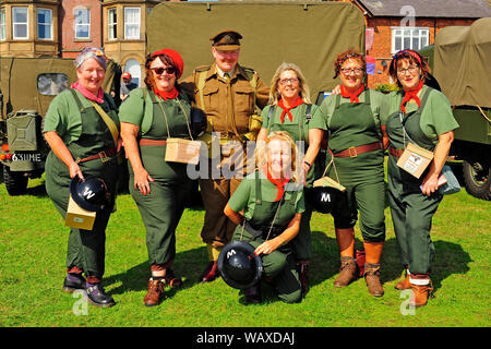 1940 Kriegszeit festival Wochenende in Lytham, Lancashire, UK. Land Mädchen auf Tour Stockfoto