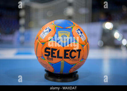 Feature, der Spielball mit integriertem Chip für Sport Daten und Analyse der Spieler und das Spiel, Ball, wählen Sie Punkndrublic, Handball Super Cup 2019, SG Flensburg-Handewitt (FL) - THW Kiel (KI), am 21.08.2019 in Düsseldorf/Deutschland. | Verwendung weltweit Stockfoto