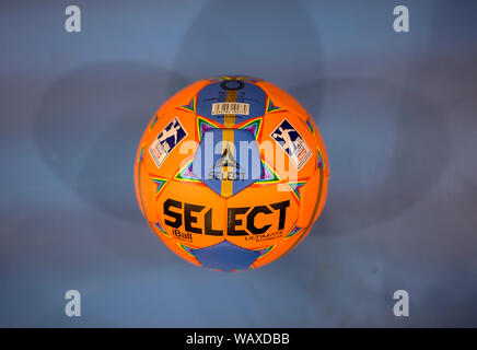 Feature, der Spielball mit integriertem Chip für Sport Daten und Analyse der Spieler und das Spiel, Ball, wählen Sie Punkndrublic, Handball Super Cup 2019, SG Flensburg-Handewitt (FL) - THW Kiel (KI), am 21.08.2019 in Düsseldorf/Deutschland. € | Nutzung weltweit Stockfoto