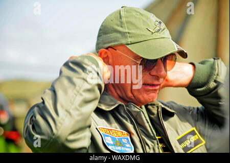 1940 Kriegszeit festival Wochenende in Lytham, Lancashire, UK. Mitglied der Bell Huey UH-1h Crew Stockfoto