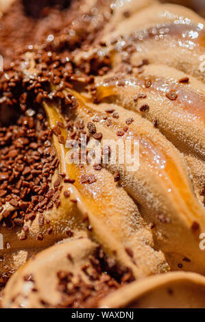 Eis mit Stücken von Chocolate Chip Cookies, close-up. Chocolate Chips, apricot Füllung. Stockfoto