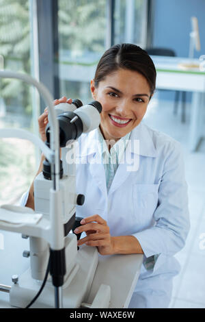Happy positive Frau, die bei der Arbeit in der Klinik Stockfoto