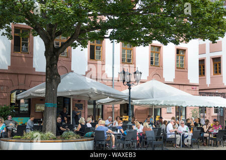 Touristen genießen Sie einen Drink im Café Terrasse an der Inneren Altstadt im Sommer, Mainz, Deutschland Stockfoto