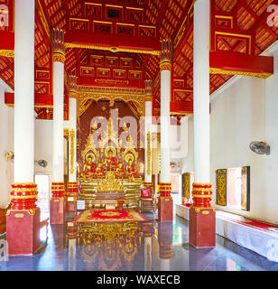 CHIANG MAI, THAILAND - 2. Mai 2019: Die malerische Innenraum von Wat Chang Taem Tempel, in Rot ausgestattet - vergoldete Farben mit Säulen, Holzschnitzereien, Buddha Ich Stockfoto