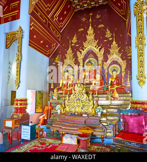 CHIANG MAI, THAILAND - Mai 2, 2019: Der Altar von Wat Chang Taem Tempel, mit vergoldeten Schnitzereien verziert, Buddha Bilder und Naga Skulpturen am 2. Mai in Ch Stockfoto