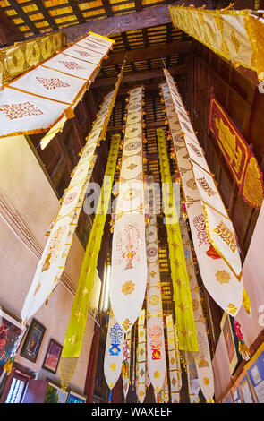 CHIANG MAI, THAILAND - 2. Mai 2019: traditionellen Lanna ritual Banner, mit vergoldeten Mustern verziert, hängen von der Decke von Wat Phan Tao viharn, auf M Stockfoto