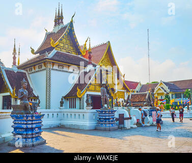 CHIANG MAI, THAILAND - 2. Mai 2019: Die malerische Äußere von Sao Intahkin (Pavillon Stadt Säule) von Wat Chedi Luang mit mittelalterlichen Könige Statuen vor Stockfoto