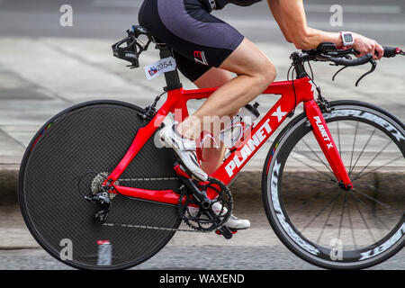 Red Planet X Frameset; Nahfahrräder, Rennrad, TT-Zeitfahren, Triathlon-Carbonfaser-Fahrräder, Renn-Profi-Zyklen, Performance-Aerodynamik-Radsätze, professionelle Fahrer, Logo Liverpool, Triathlon-Sportveranstaltung, Großbritannien Stockfoto